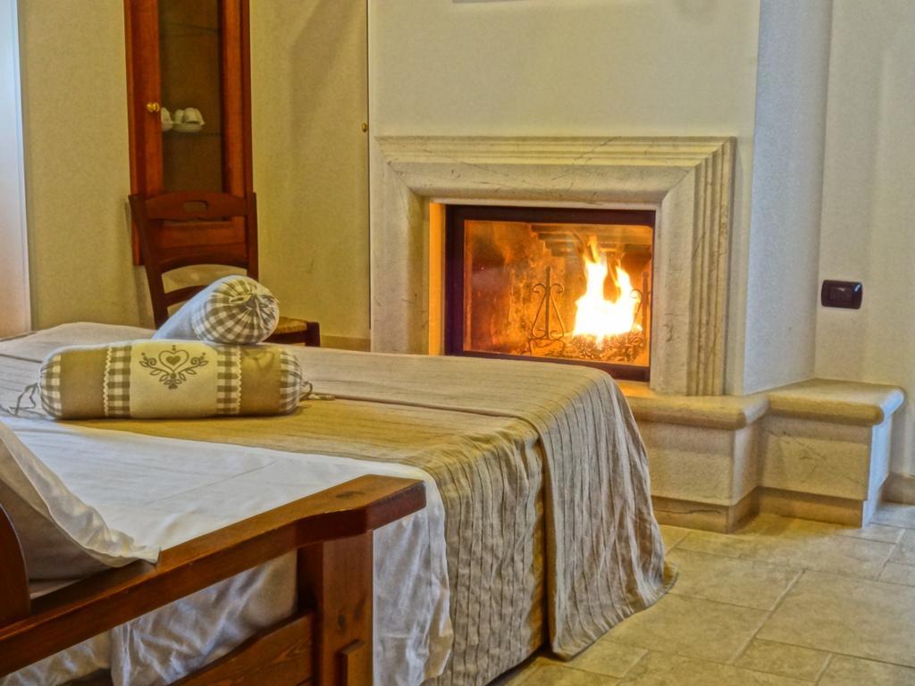 Trulli-Eu Guesthouse ألبيروبيللو الغرفة الصورة