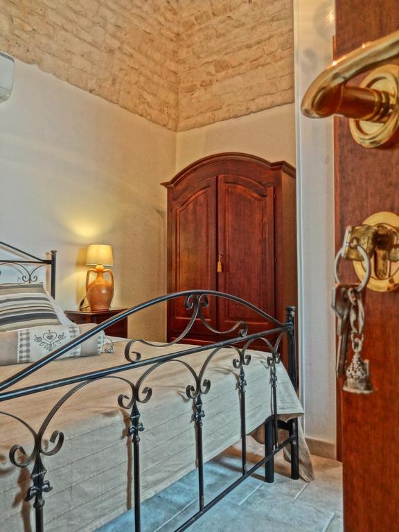 Trulli-Eu Guesthouse ألبيروبيللو الغرفة الصورة