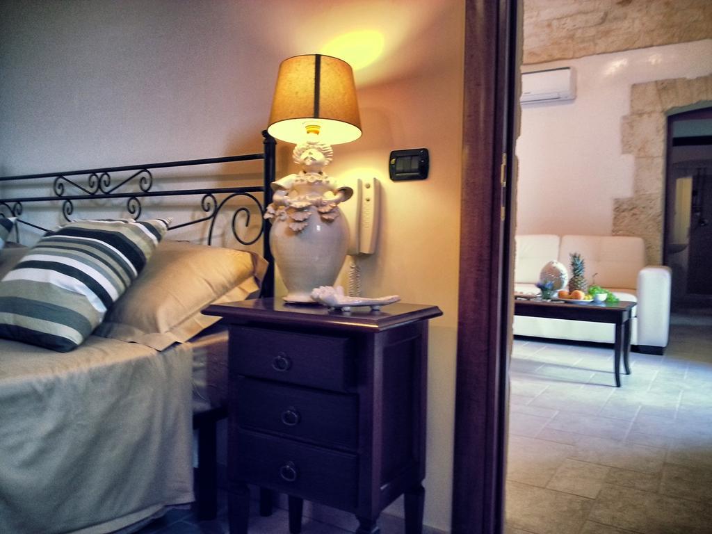 Trulli-Eu Guesthouse ألبيروبيللو الغرفة الصورة